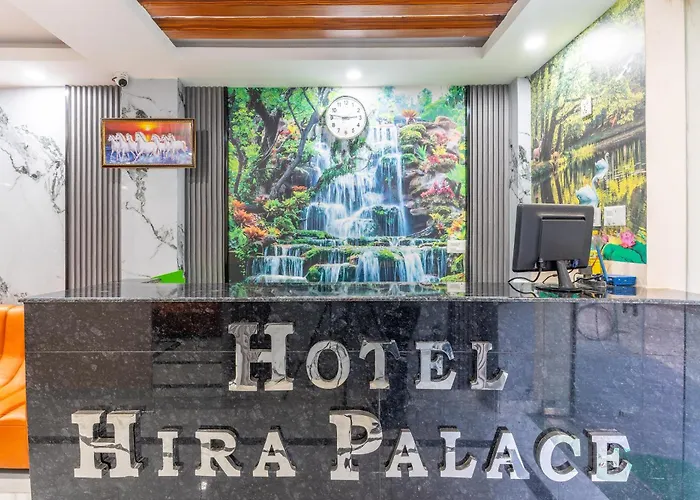 Oyo 826 Hira Palace ホテル
