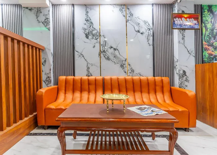 Oyo 826 Hira Palace ホテル *