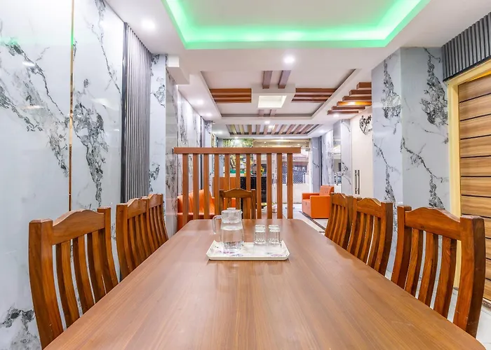 Oyo 826 Hira Palace ホテル