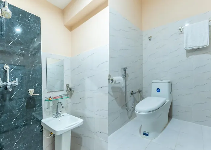 Oyo 826 Hira Palace ホテル *